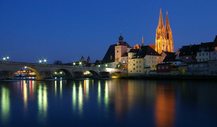 Die Steinerne Brücke mit dem Regensburger Dom im Hintergrund