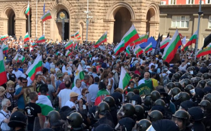 Foto einer Demo in Bulgarien mit vielen Menschen mit bulgarischen Flaggen